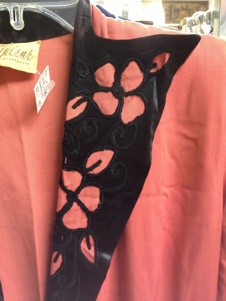 Velvet collar detail at Sweet Lorain