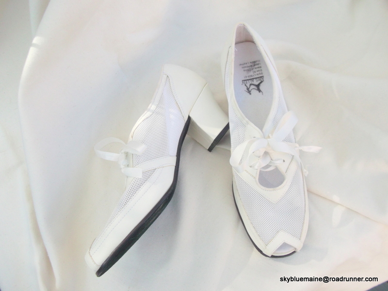 White mesh oxford heels, size 9.5, starting bed $19.99