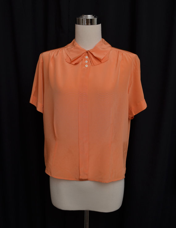 Sweet collar on this 1950's blouse