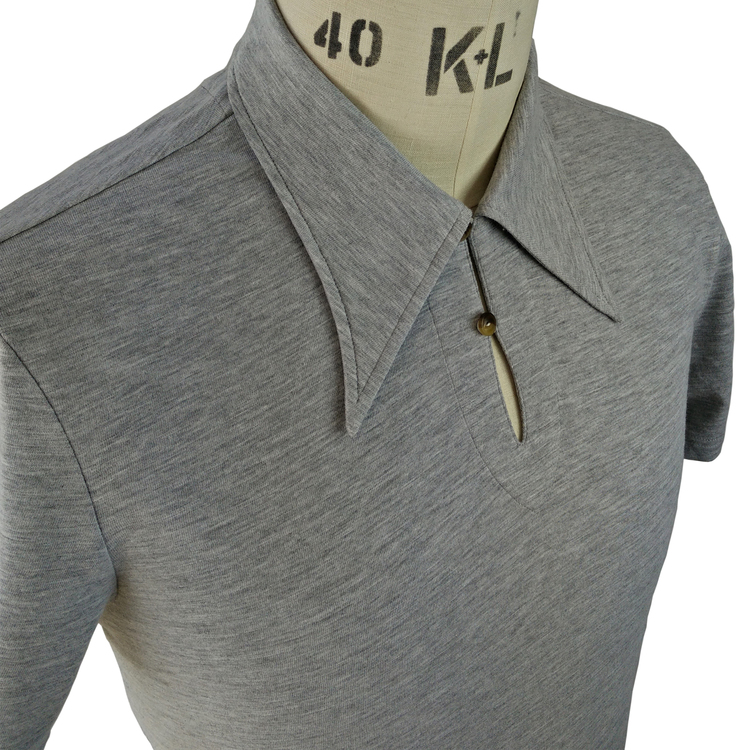 grey+close+front+collar+edit+cut.jpg